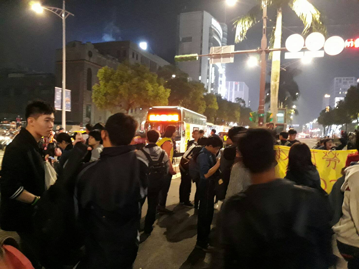 學生佔領中華路武昌街5~1O分鐘。 圖：陳香蘭/攝