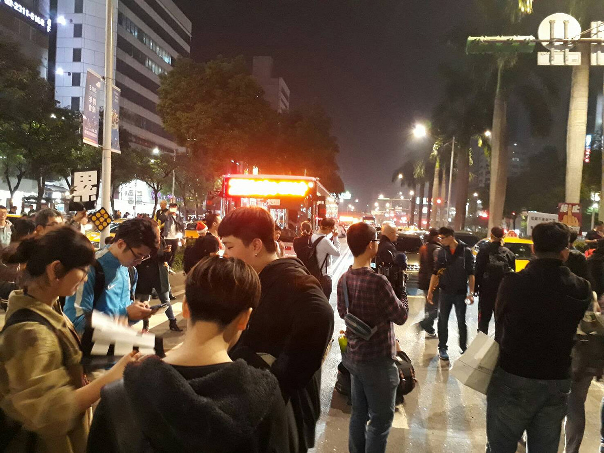公車寸步難行。 圖：陳香蘭/攝