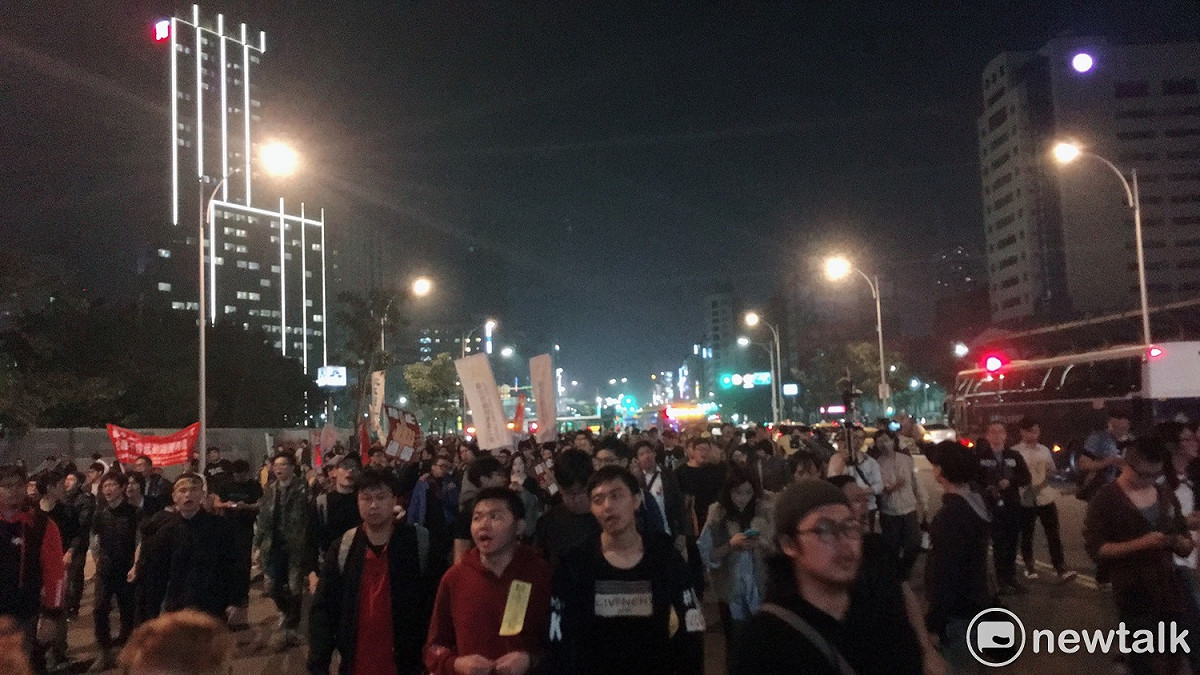 學生往市民大道前進。 圖：黃韋銓/攝