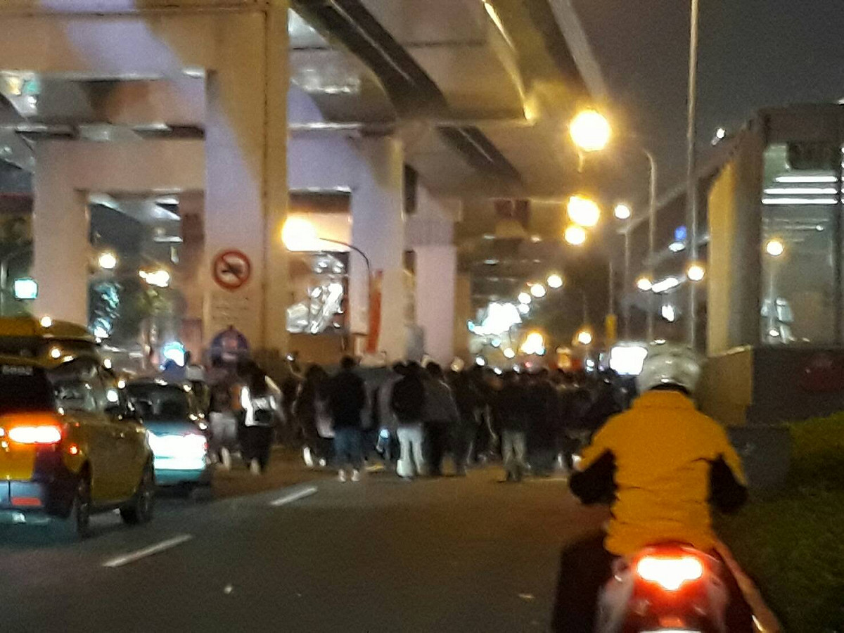 學生沿著市民大道往台北車站方向前進。 圖：陳香蘭/攝