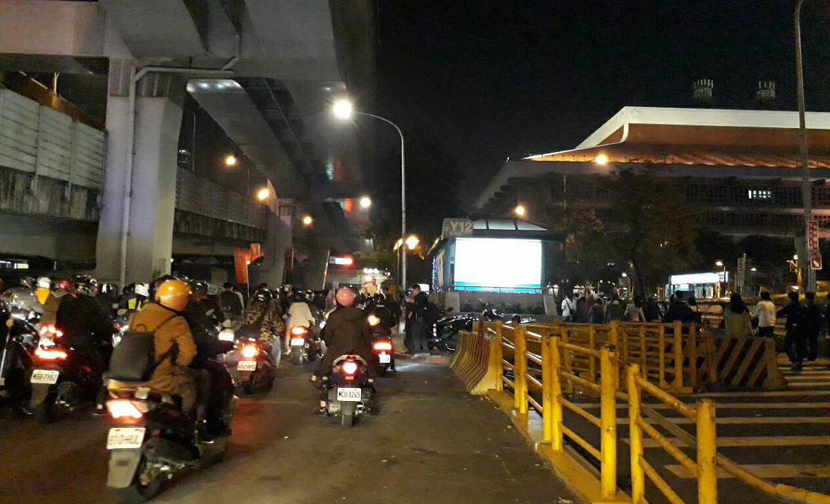 學生來到台北車站旁。 圖：陳香蘭/攝