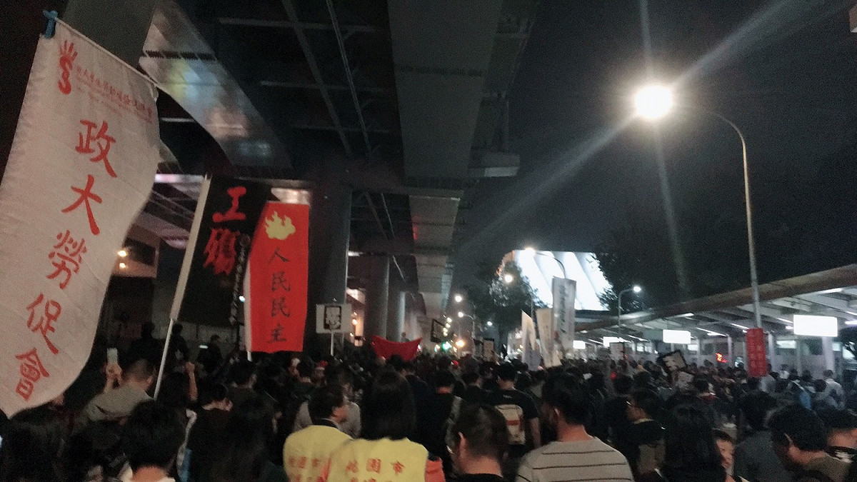 學生決定走回中山南路。 圖：黃韋銓/攝
