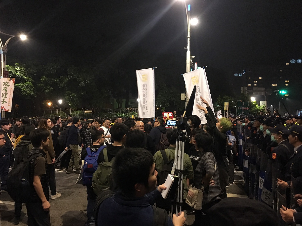 學生在中山南路上與警方發生衝突，警方在忠孝東路圍成一道人牆阻擋。 圖：黃韋銓/攝