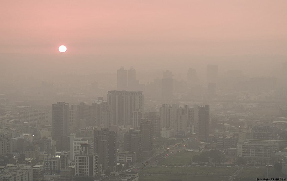 今日東北季風增強，中南部白天擴散較差空氣品質為橘色提醒。 圖：Flickr提供君勇 林開放權限