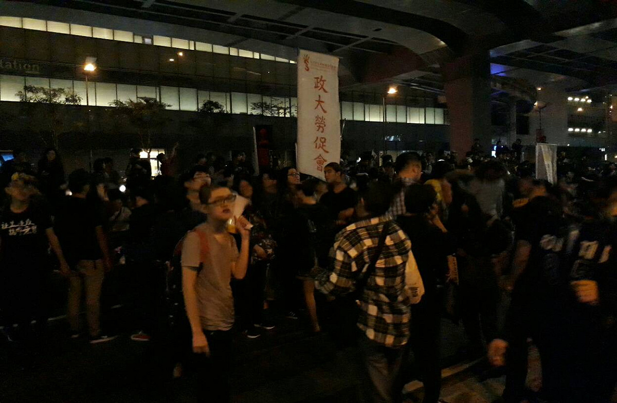 入夜後，遊行學生仍約有300、400人。 圖：黃韋銓/攝