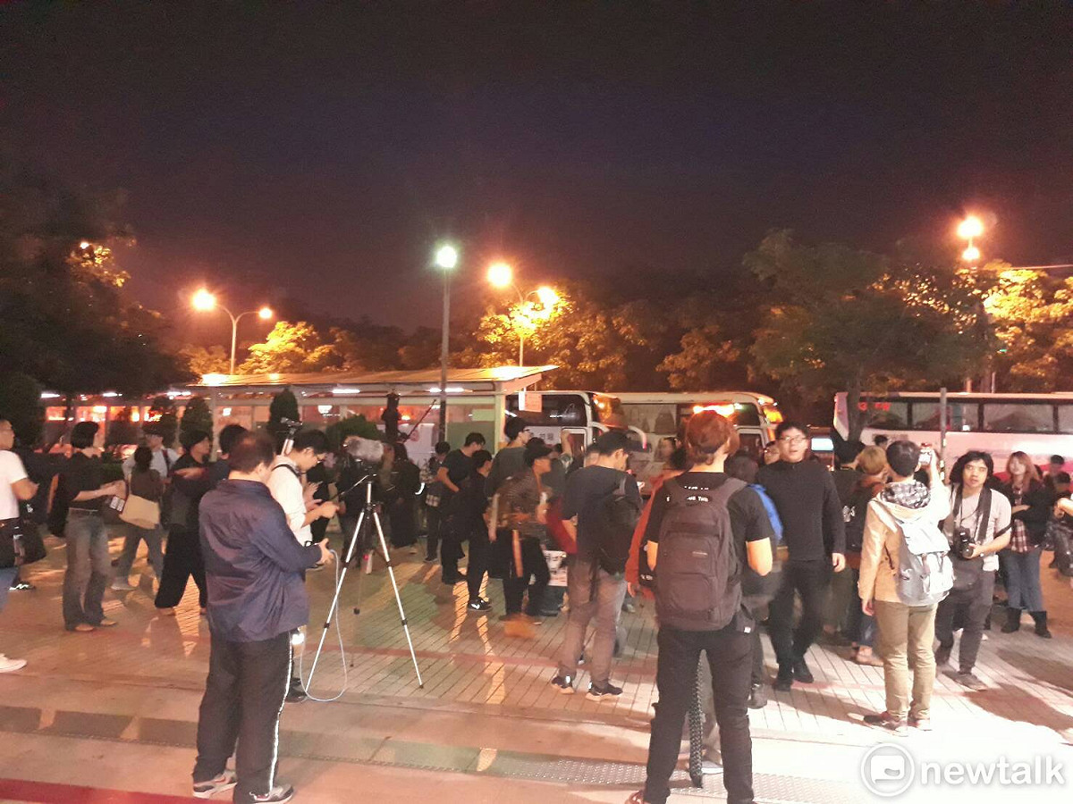 學生來到台北車站東3門。 圖：新頭殼資料照片