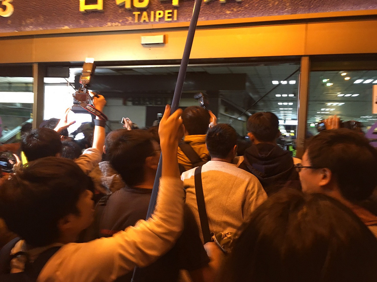 部學生打喊「坐捷運！坐捷運！」接著部分學生衝進台北車站。 圖：黃韋銓/攝