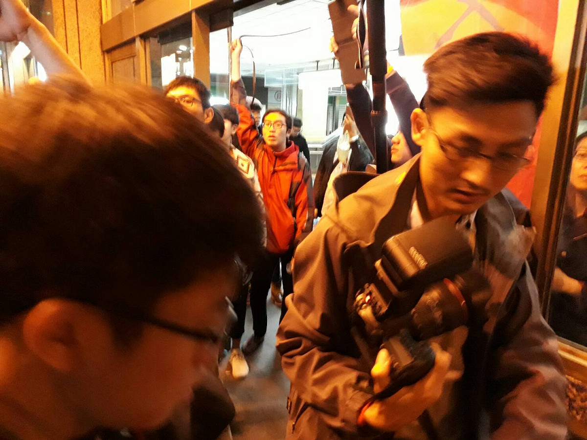 警察封鎖東3門，學生大喊坐捷運，開始衝！ 圖：陳香蘭/攝