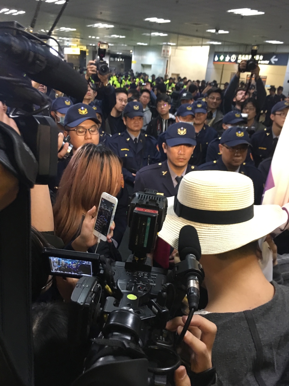 警方將學生包圍在台北車站東三門口，學生要求去坐捷運，但警方仍內外包夾團團包圍。 圖：黃韋銓/攝