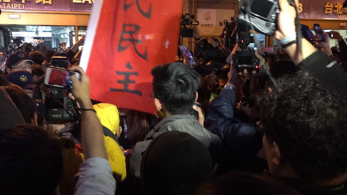 現場警方一邊將學生推擠出東三門，一邊叫民眾理性、不要推擠。 圖：黃韋銓/攝