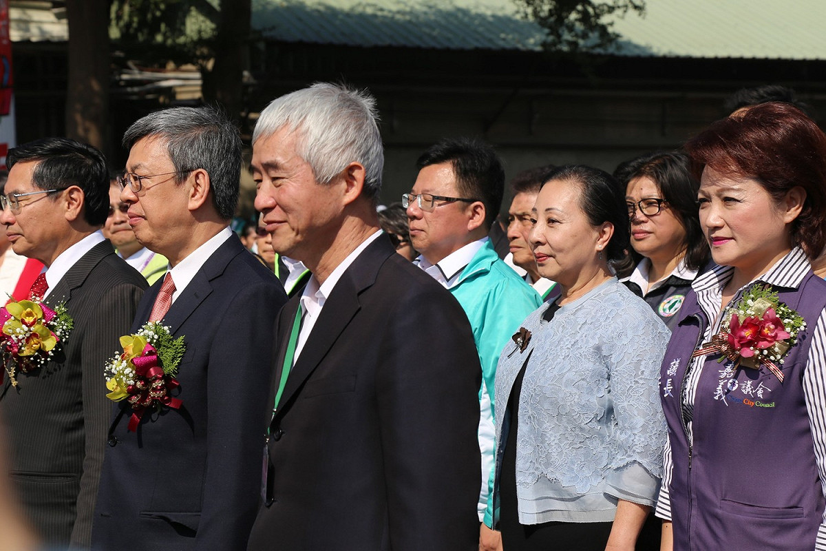 賀陳旦指出，嘉義市區鐵路高架化計畫列入前瞻基礎建設，計畫總經費238.98億元，今日動土之先期工程為「C601嘉義站北側臨時軌土建工程」，主要為施作嘉義火車站以北至博愛陸橋附近之臨時軌工程，因緊鄰既有鐵路營運路線。 圖：嘉義縣政府提供