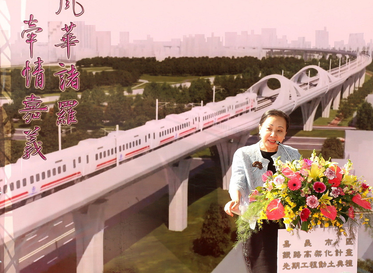 嘉義的鐵路高架化計畫先期工程今（23）日舉行動土儀式，張花冠致詞。 圖：嘉義縣政府提供