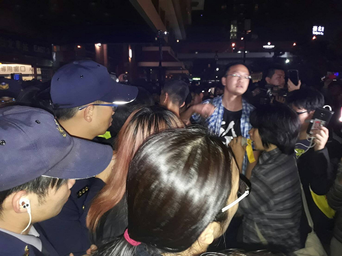 警方將學生團團圍住。 圖：陳香蘭/攝