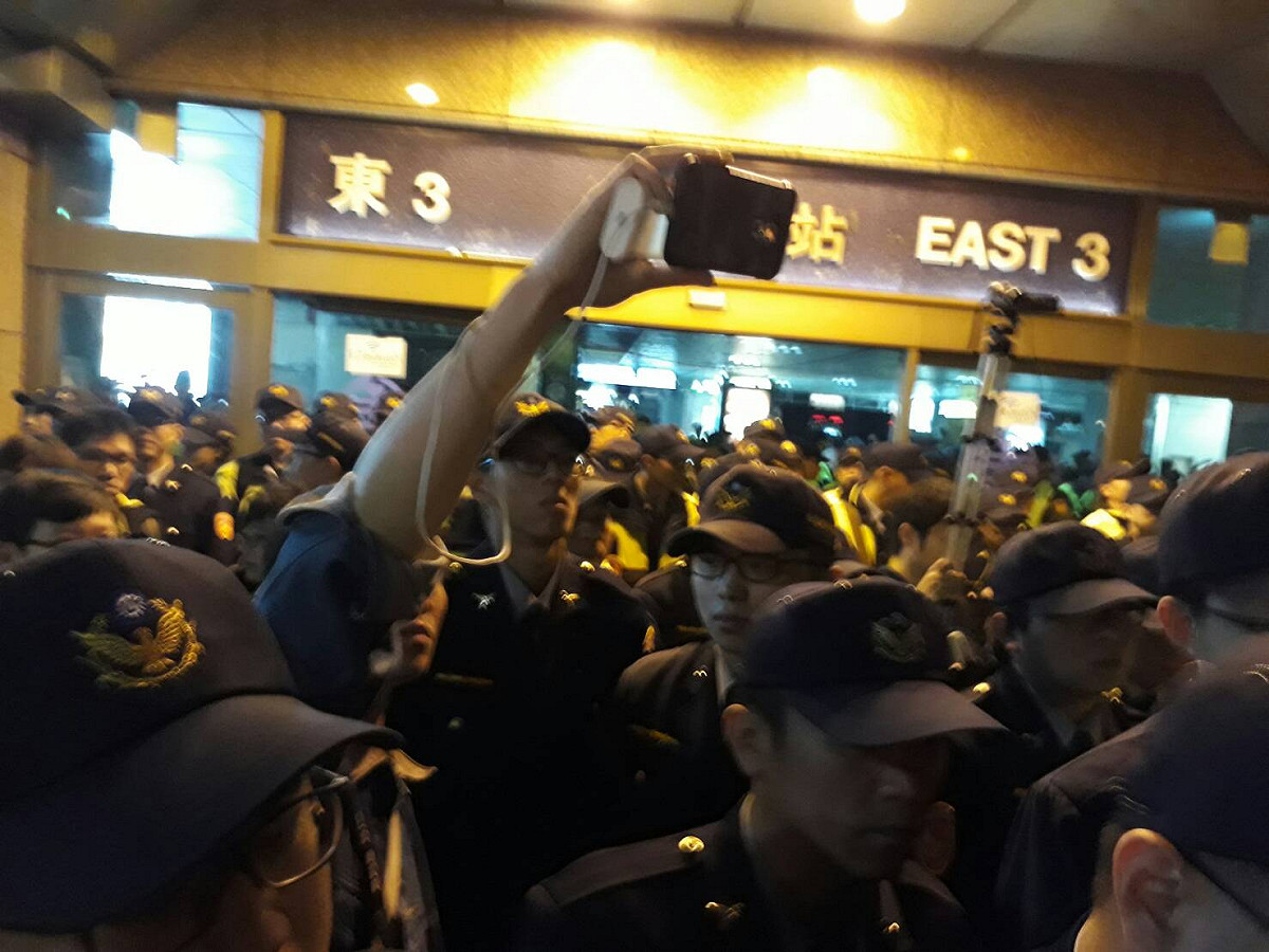 大概2、30人被包圍。 圖：陳香蘭/攝
