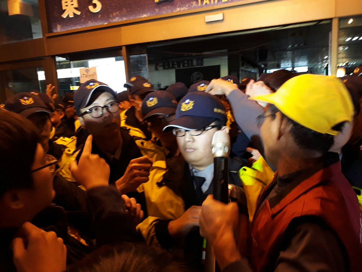 群眾要求坐捷運回家，緩步向車站內前進，但警方往外推擠，目前對峙中，學生高喊「局長出來！」 圖：陳香蘭/攝