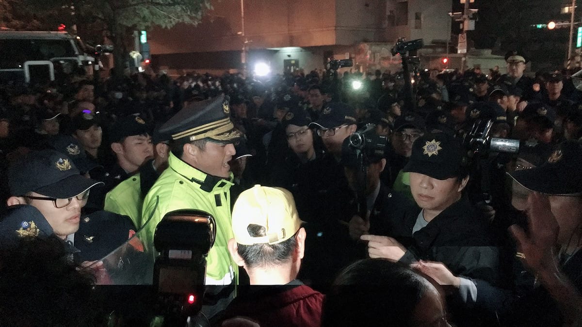 警方強行抓人、抓記者。 圖：黃韋銓/攝
