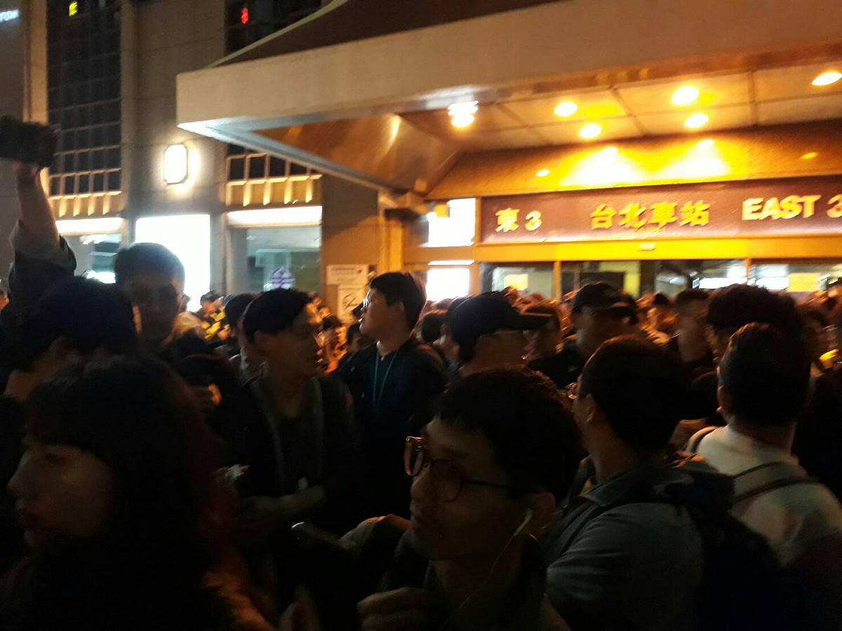 群眾大喊：「我們自己走」，準備走上警備車。 圖：黃韋銓/攝