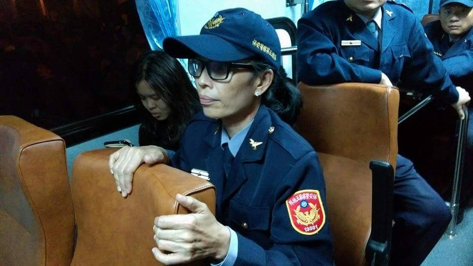學生被帶上警備車載走，車上有多名員警嚴陣以待。 圖：翻攝自林芸臉書