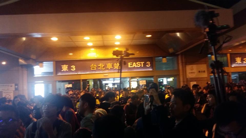 反對勞基法「修惡」民眾在台北車站東３門處，遭警方團團圍住。 圖：翻攝自林芸臉書