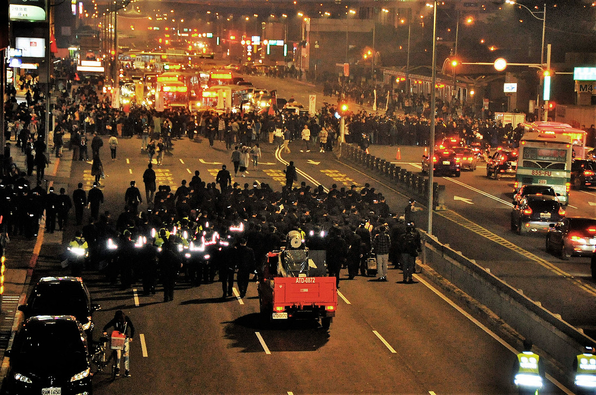 學生往忠孝西路(北車)聚集，警方緊跟後再驅離，造成忠孝西路與公園路的交通紊亂。 圖:陳香蘭／攝