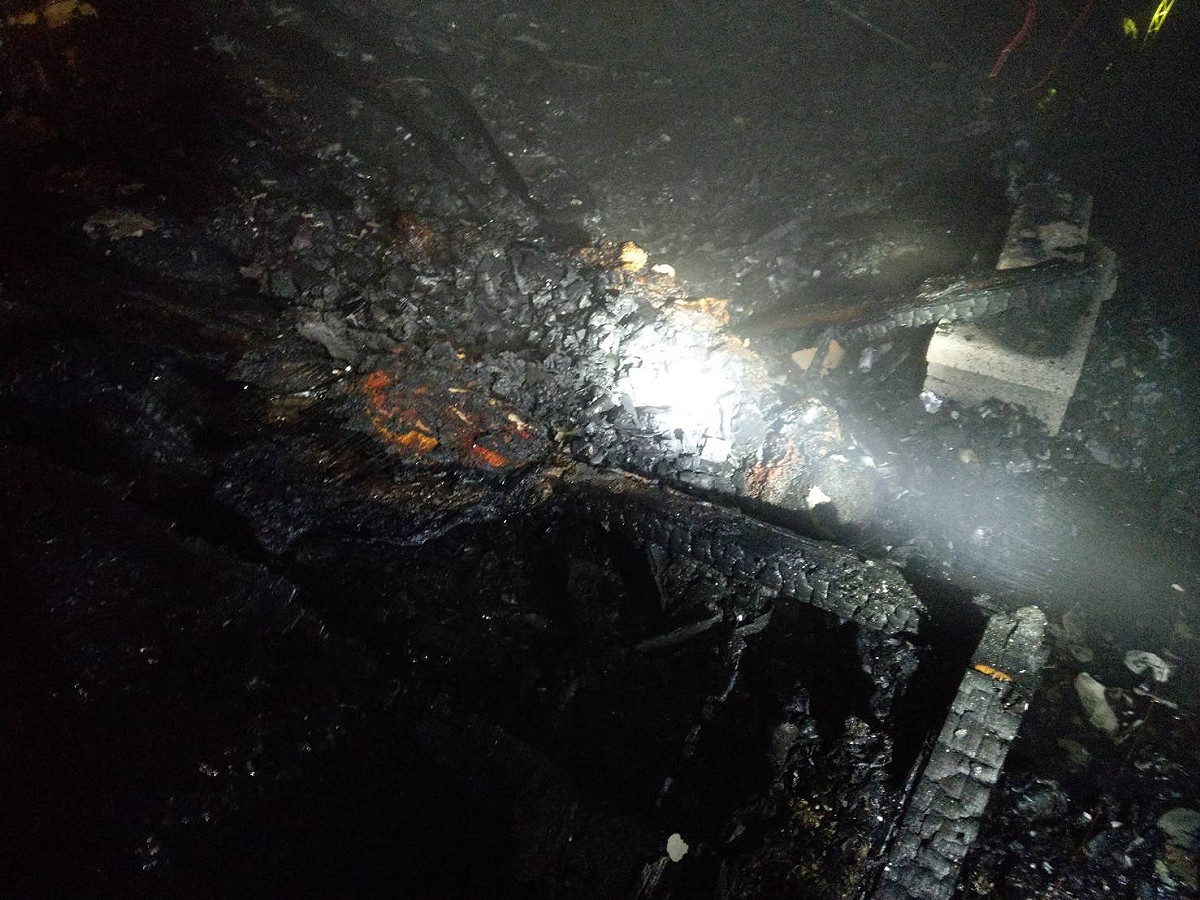 桃園市復興區一間民宅24日凌晨發生大火，屋主王姓夫妻命喪火窟，起火原因待查。 （照片桃園消防局提供）