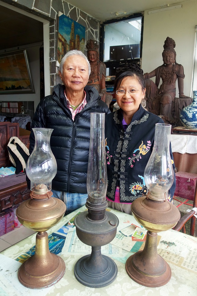 蔡家姐弟致贈父親傳下的珍貴文物「油燈」，深具歷史與文化價值與意涵。（左為蔡慶暉，右為蔡丹暉） 圖：淡水古蹟博物館提供