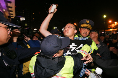 勞團發起大遊行宣布活動結束後，仍有部分民眾不願離去，轉往台北車站東三門聚集和警方僵持發生衝突，24日凌晨警方展開驅離行動清空現場。 圖/中央社