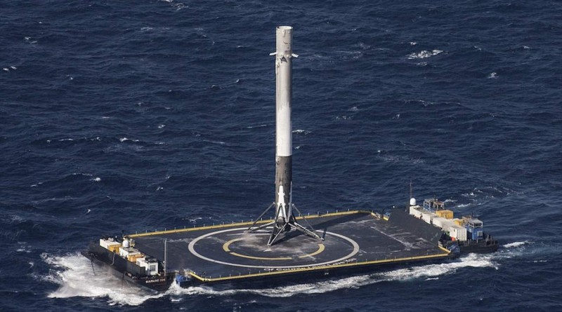 馬斯克（Elon Musk）領導的美國太空探索科技公司（SpaceX）昨天傍晚發射火箭將一批衛星送入低地軌道，為創紀錄的一年畫下完美句點。 圖 : 翻攝自dronesplayer