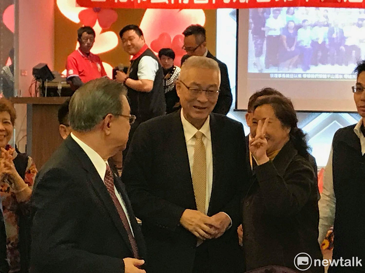 國民黨新北市黨部主委李乾龍明將與新北市長可能人選周錫瑋、侯友宜二人徵詢黨內「全民調」初選相關事宜。對此，國民黨主席吳敦義今表示，現在「全民調」作法是各個政黨都在運用的。 圖：周煊惠 / 攝