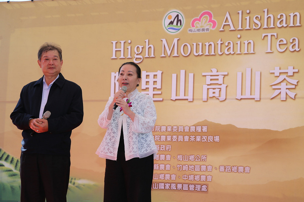 張花冠向各界推薦頂頂有名的阿里山高山茶。 圖 : 嘉義縣政府/提供