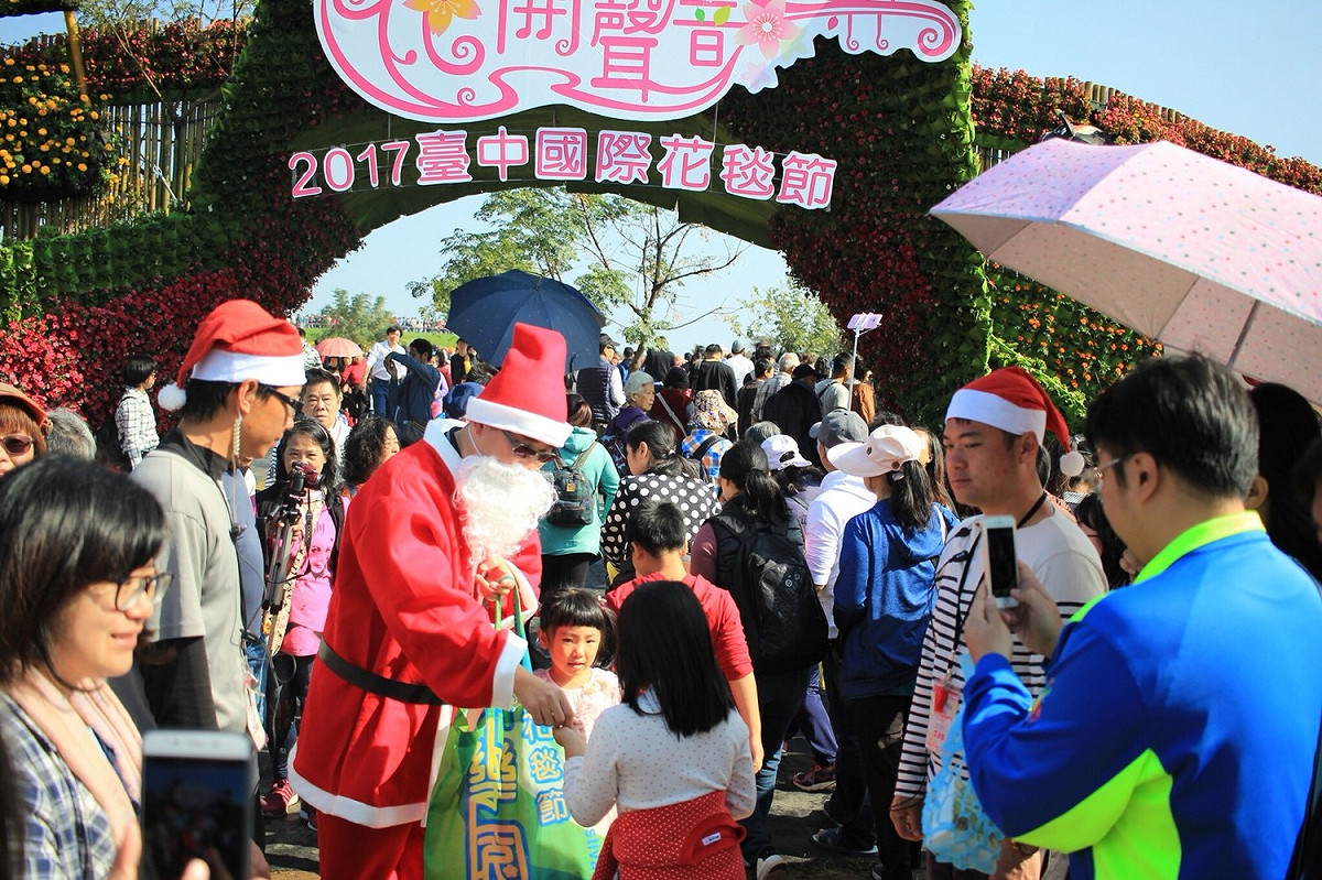 中市府觀旅局副局長陳育正打扮成聖誕老公公，在園區入口發送大小朋友糖果。 圖：台中市政府/提供