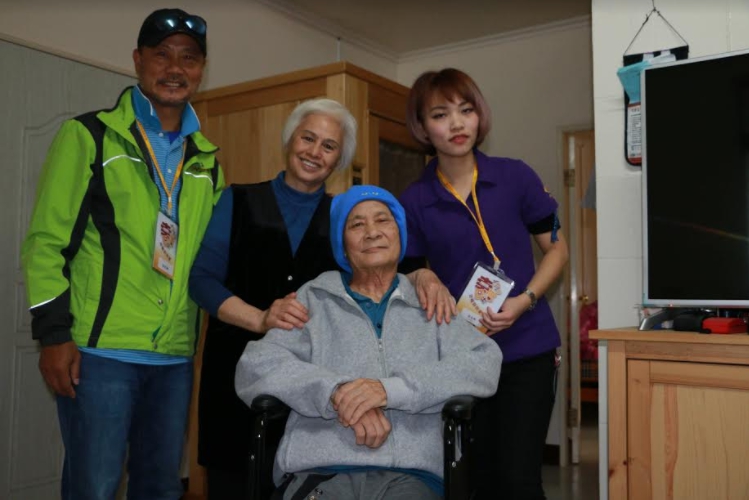 幸福巴士發起人彭民雄與曼都設計師莊芳綺登門拜訪，讓不良於行的阿公在家也能享受專業級的美髮服務。 圖：中華基督教救助協會/提供