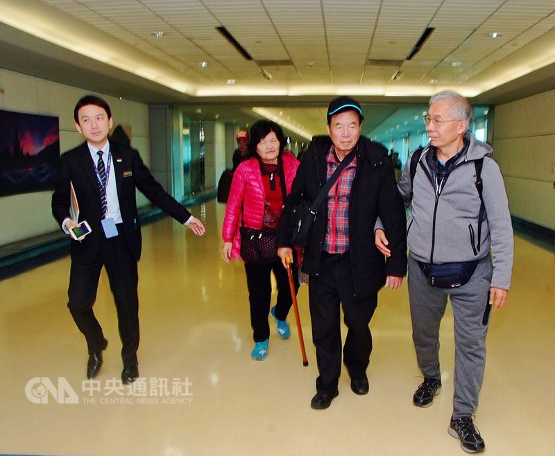 台灣旅行團前往中國大陸雲南地區旅行，因道路結冰翻車導致10人受傷，其中3人經診斷傷勢無大礙，24日提前搭機返台。 圖 : 中央社