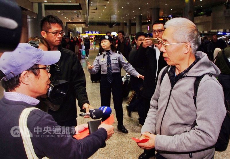 台灣旅行團前往中國大陸雲南地區旅行，因道路結冰翻車釀10傷，其中3人傷勢無大礙，24日提前搭機返台，旅行社方面除派員接機外，現場並致贈紅包表達慰問。 圖 : 中央社