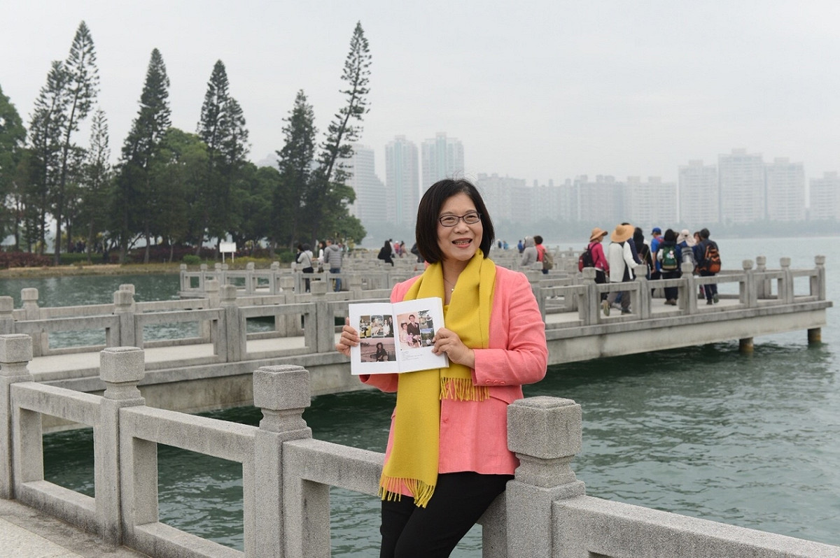管碧玲與另一半回顧30年前往事，讓她更覺得所有政治人物都有義務，對這一代的年輕人負起重責。 圖：管碧玲服務處提供