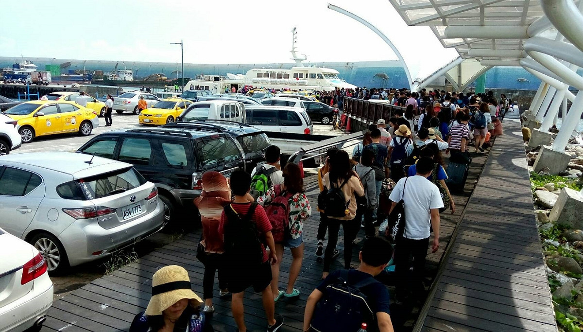 航港局協調業者加派航班疏運旅客，預估可提供16萬5,596人次的運能。 圖：航港局/提供