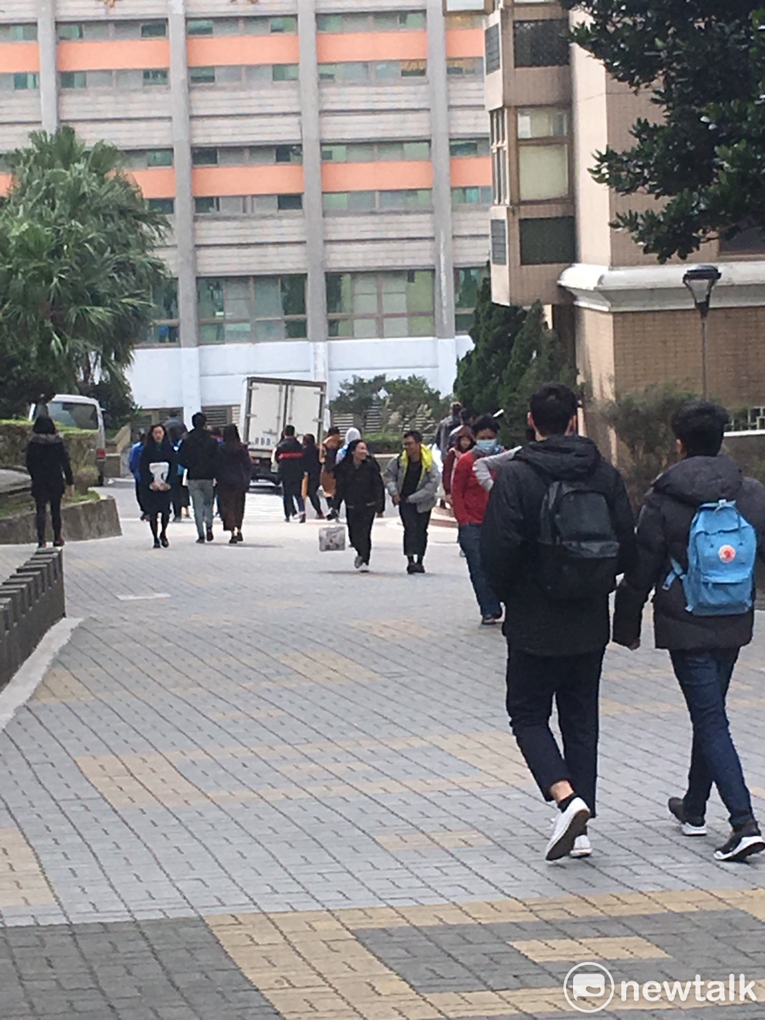 有許多家長以及應屆高中畢業生，擔心大學個人申請第二階段的衝堂問題。對此，大學招聯會表示，今年的甄選作業天數從原來的15天，調整為19天，可選擇的日期是增加的。圖為文化大學。 圖：蔡守康／攝