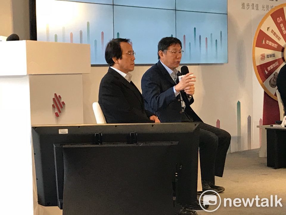 台北市長柯文哲（右）今（25）日說，他認為中央政府應改善硬體，包括行政院、立法院圍牆、鐵欄杆拉高，不然每次陳抗都要耗費大量警力去當人肉盾牌。左為副市長林欽榮。 圖：周煊惠 / 攝