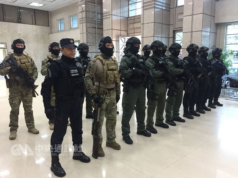 內政部警政署刑事警察局「除暴特勤隊」25日正式成軍，成員共包括26名特殊任務警力，並區分為山區緝毒組、狙擊行動組和攻堅圍捕組，以因應偵辦國內重大刑案需求。 圖 : 中央社