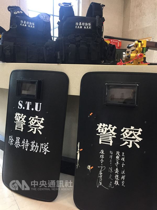 內政部警政署刑事警察局「除暴特勤隊」25日正式成軍，會中展示一個別具意義且布滿彈孔的盾牌，為「除暴特勤隊」的前身警備隊在今年6月底執行勤務時，遭歹徒近距離連開3槍攻擊，所幸藉此保住員警性命。 圖 : 中央社