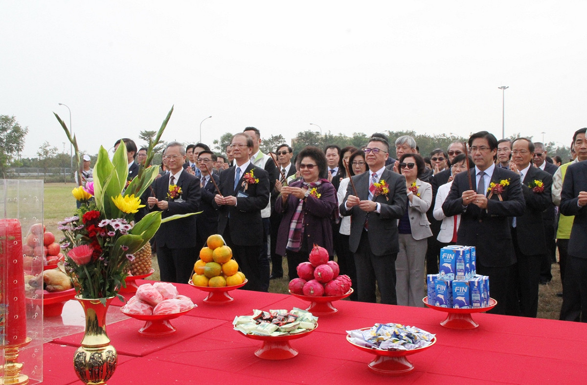 陳菊率同相關人員在開工典禮上祭拜。 圖 : 高雄市政府/ 提供
