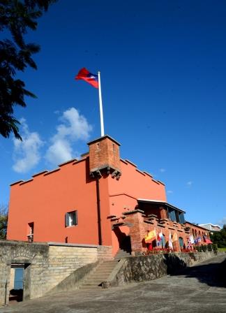 位於淡水的「淡水古蹟博物館」於民國94 年 7 月 1 日成立，原是淡水紅毛城。在元旦假期推出了歷史文物拼圖體驗、水色相融－快樂畫會淡水師生聯展以及「紅毛城竹編風車」體驗等活動。 圖:取自淡水古蹟博物館網站