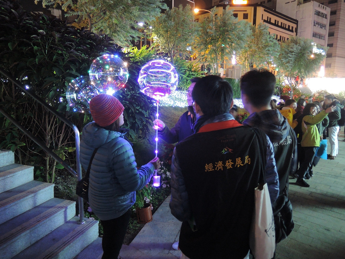 為避免造成危險，柳川光景藝術展期間，台中市政府還是提醒，禁止攜帶發光氣球進入。 圖:台中市府提供