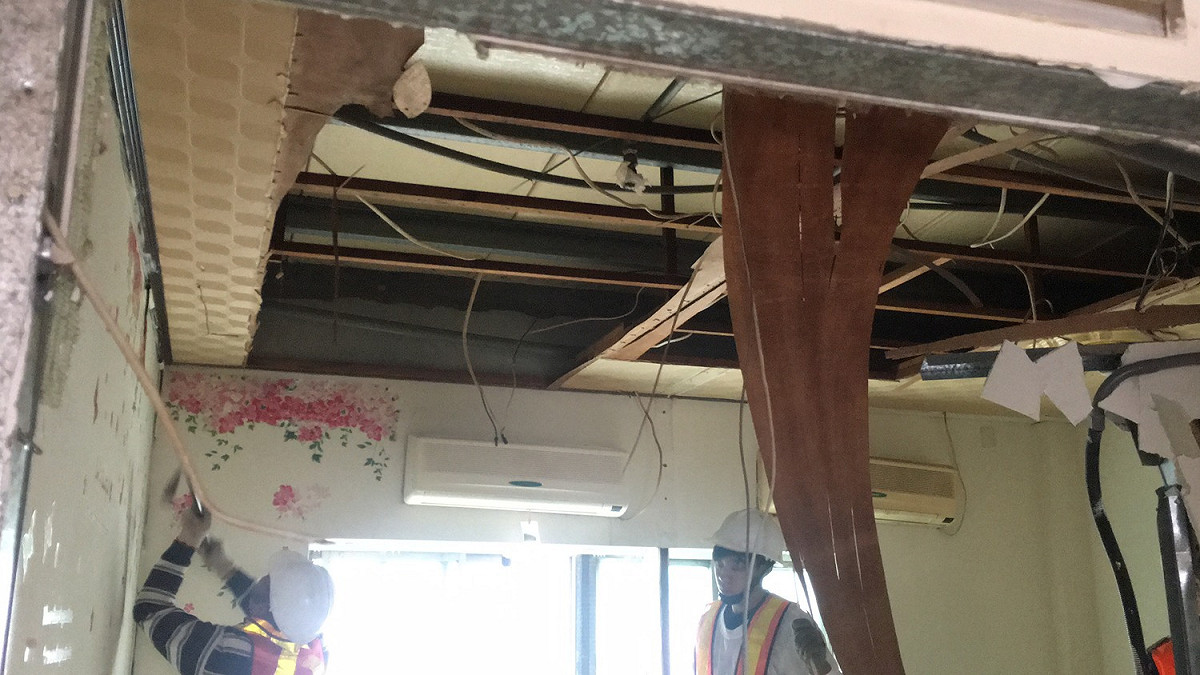 新北市政府再度拆除頂樓加蓋出租套房，違建拆除大隊於今(25)日上午前往中和區民利街61巷附近民宅5樓頂，拆除屋主以木板隔8間出租雅房違建隔間。 圖：新北市政府/提供