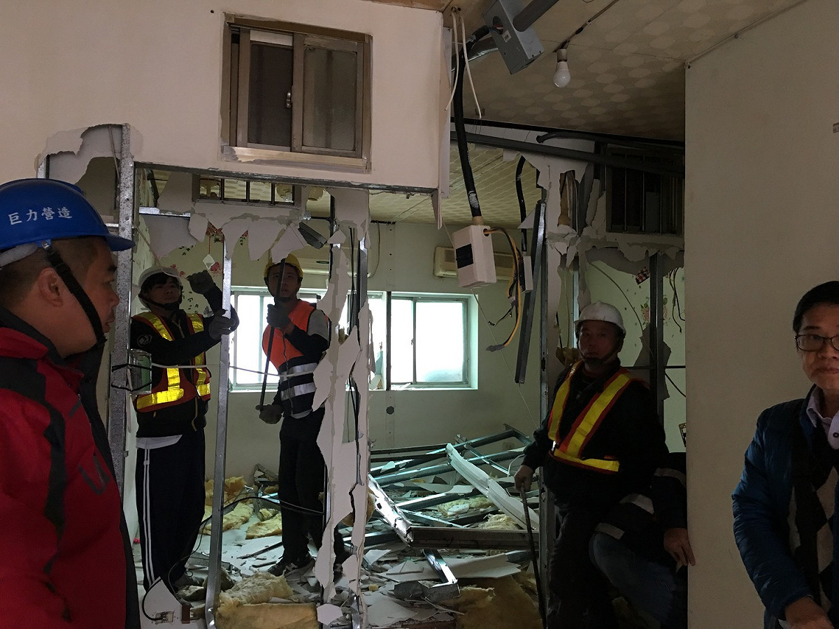 新北市政府再度拆除頂樓加蓋出租套房，違建拆除大隊於今(25)日上午前往中和區民利街61巷附近民宅5樓頂，拆除屋主以木板隔8間出租雅房違建隔間。 圖：新北市政府/提供