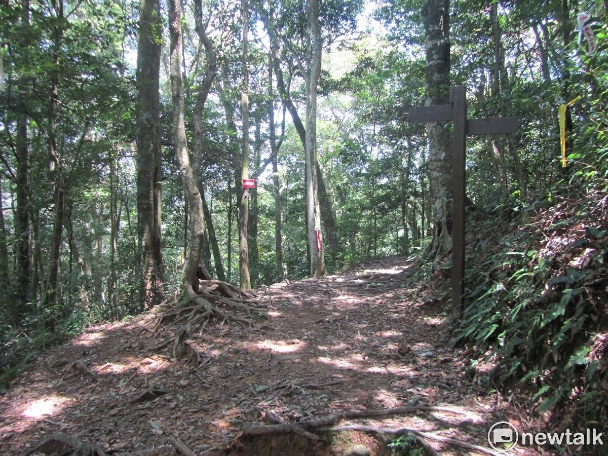 如果沒有趕上這次107年1月13日開團的小旅行，自行前往的山友，建議由小烏來第一登山口進入，進入赫威山須於5日至30日前，至內政部警政署辦理線上申請入山許可(https://nv2.npa.gov.tw/NM103-604Client/)。北插天山叉路較多，循指標而行，這個行程登山難度偏高，遊客需衡量自身體力與登山經驗。 圖: 桃園市府提供