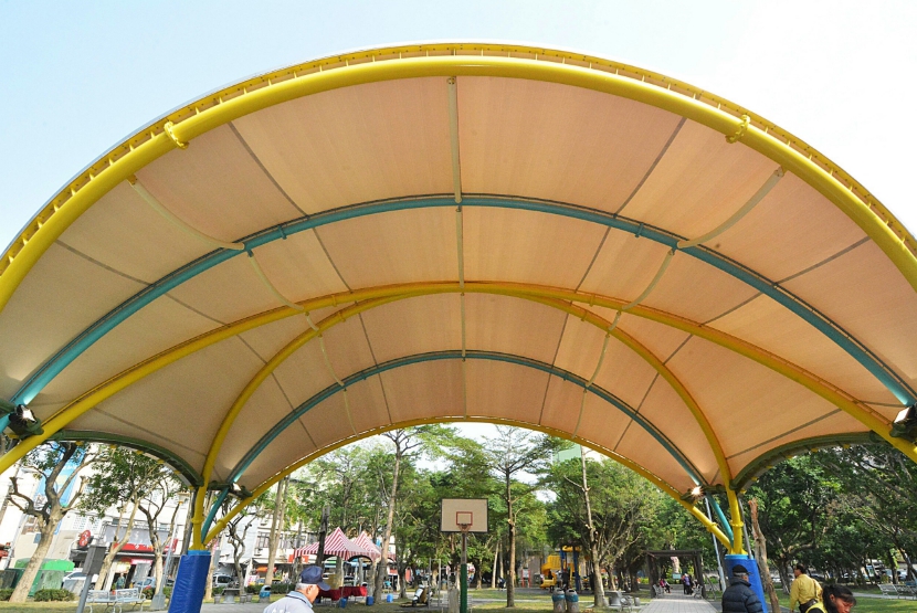 桃園市平鎮區宋屋公園籃球場天幕今(25)日舉辦啟用典禮，宋屋公園籃球場天幕為圓弧造型，適合打球、跳土風舞、打太極拳或辦理小型活動。 圖：取自桃園市政府官網