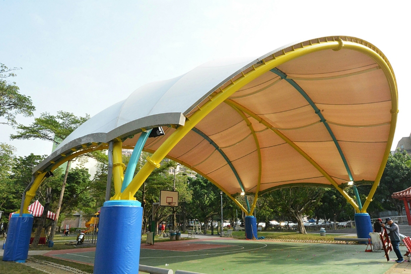 桃園市平鎮區宋屋公園籃球場天幕今(25)日舉辦啟用典禮，宋屋公園籃球場天幕為圓弧造型，適合打球、跳土風舞、打太極拳或辦理小型活動。 圖：取自桃園市政府官網