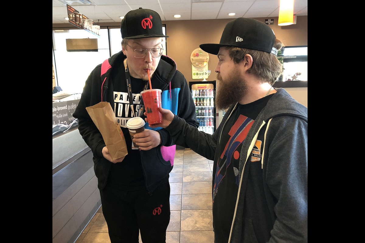佛羅里達混沌輔助Zebbosai餵CWoosH喝飲料。 圖 : 翻攝自Florida Mayhem