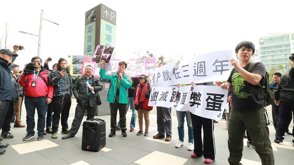 柯文哲今到場後，僅短暫接見公民團體，並未多做表示，隨後便進場開記者會，公民團體則與在場警方發生衝突。北市府今也使用警力60名，維持現場秩序。 圖：松菸護樹志工團／提供